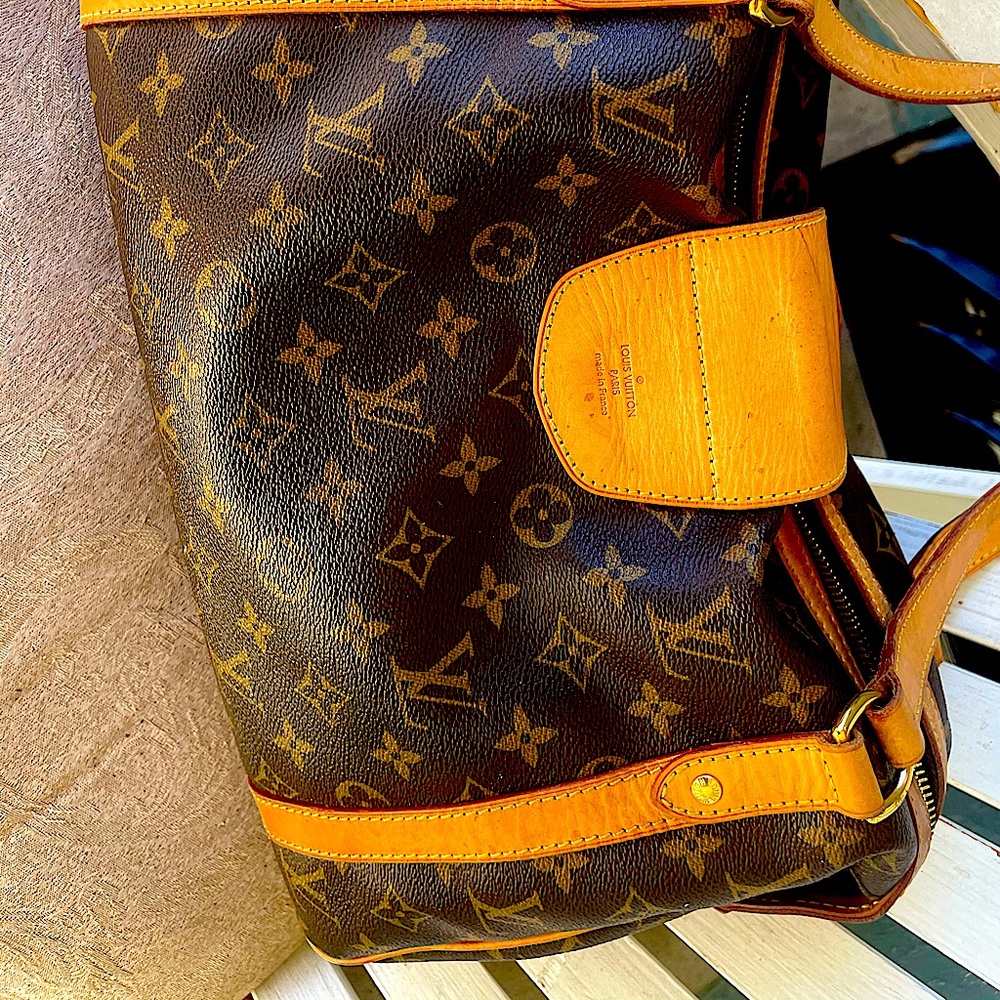 A medium sized Louis Vuitton bag gr8 condition